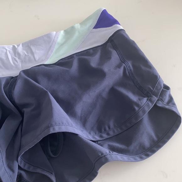 Lulu Lemon size 4 shorts with built in lining - Picture 3 of 8